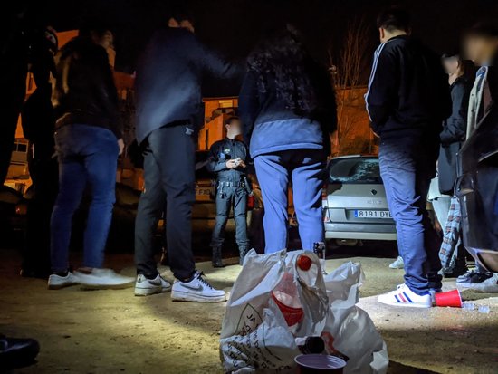 Local police in Reus fine a group of youths for public drinking in March 2020 (photo courtesy of Reus city hall)